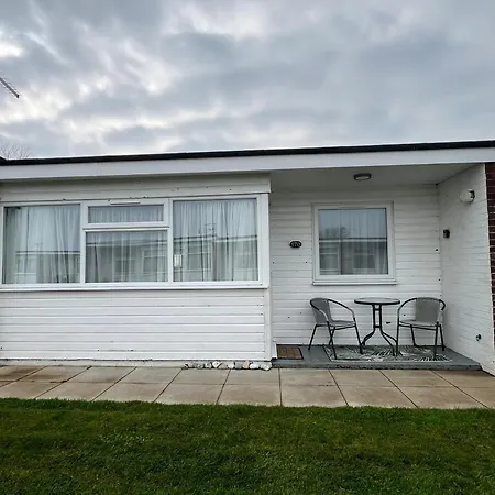 170 Chalet, Sunbeach, Scratby - Two Bed Chalet, Sleeps 5, Pet Friendly, Free Wi-Fi, Free Entry To Onsite Clubhouse And Bed Linen And Towels Included Exterior photo