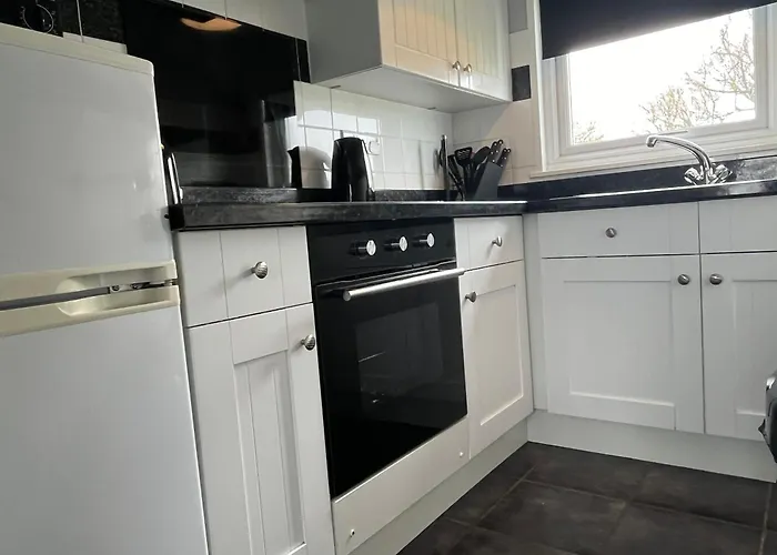 170 Chalet, Sunbeach, Scratby - Two Bed Chalet, Sleeps 5, Pet Friendly, Free Wi-Fi, Free Entry To Onsite Clubhouse And Bed Linen And Towels Included