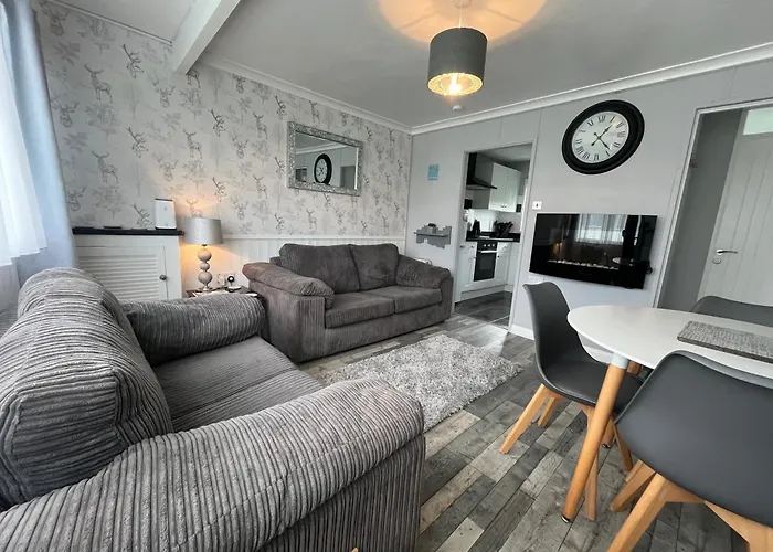 170 Chalet, Sunbeach, Scratby - Two Bed Chalet, Sleeps 5, Pet Friendly, Free Wi-Fi, Free Entry To Onsite Clubhouse And Bed Linen And Towels Included