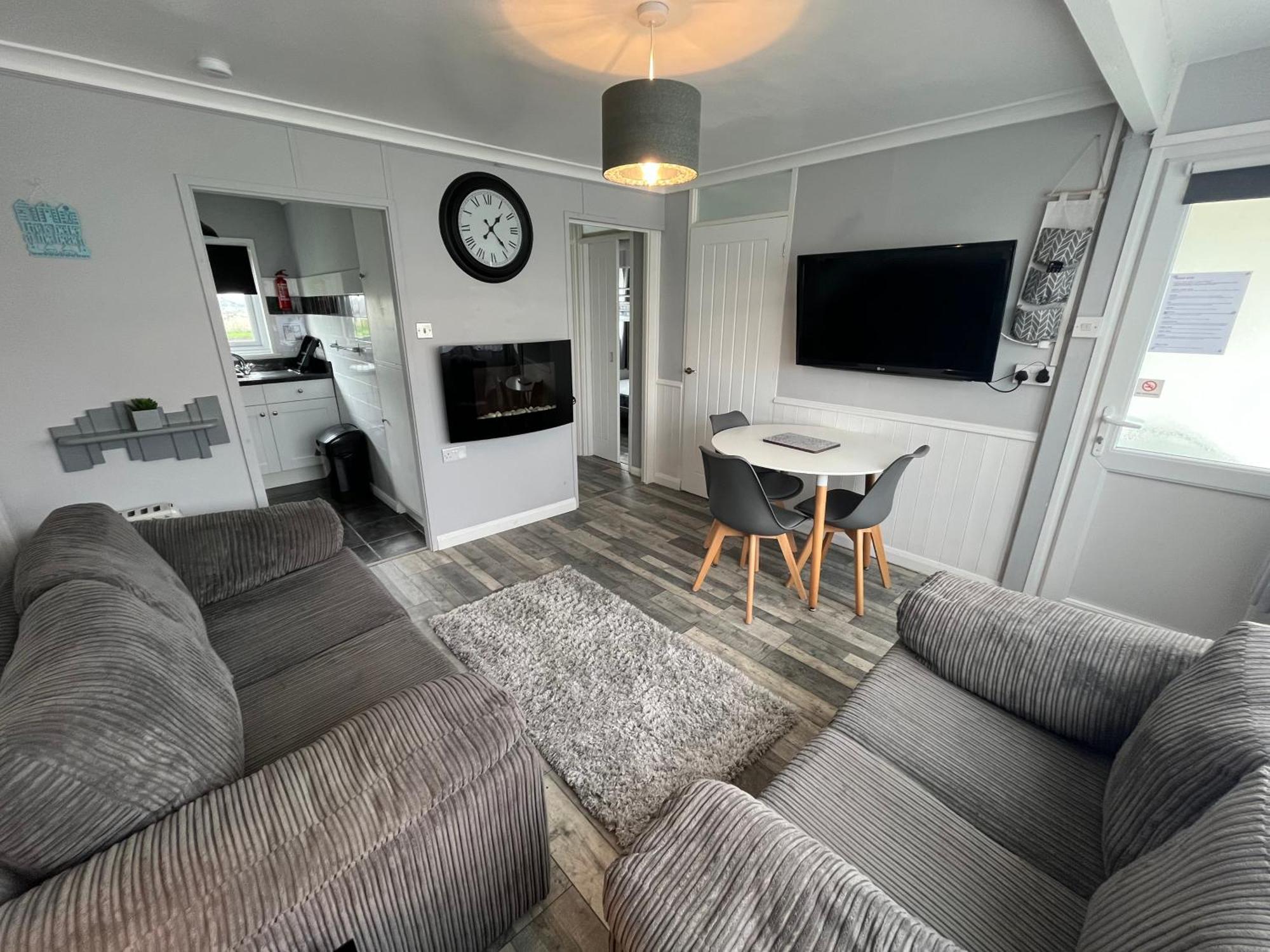 Chalet 170 Chalet, Sunbeach, - Two Bed Chalet, Sleeps 5, Pet Friendly, Free Wi-fi, Free Entry To Onsite Clubhouse And Bed Linen And Towels Included Scratby