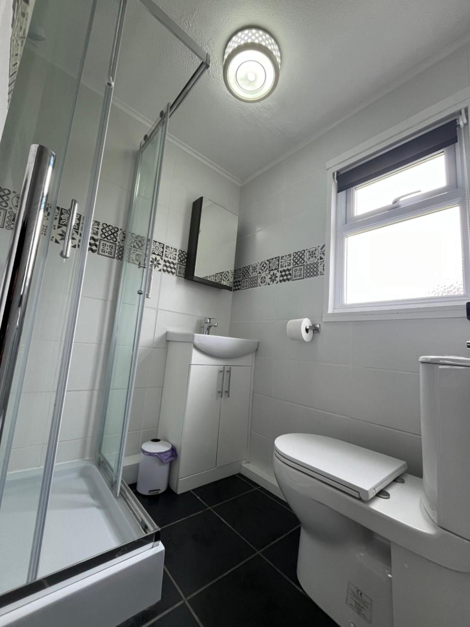 170 Chalet, Sunbeach, - Two Bed Chalet, Sleeps 5, Pet Friendly, Free Wi-fi, Free Entry To Onsite Clubhouse And Bed Linen And Towels Included Chalet