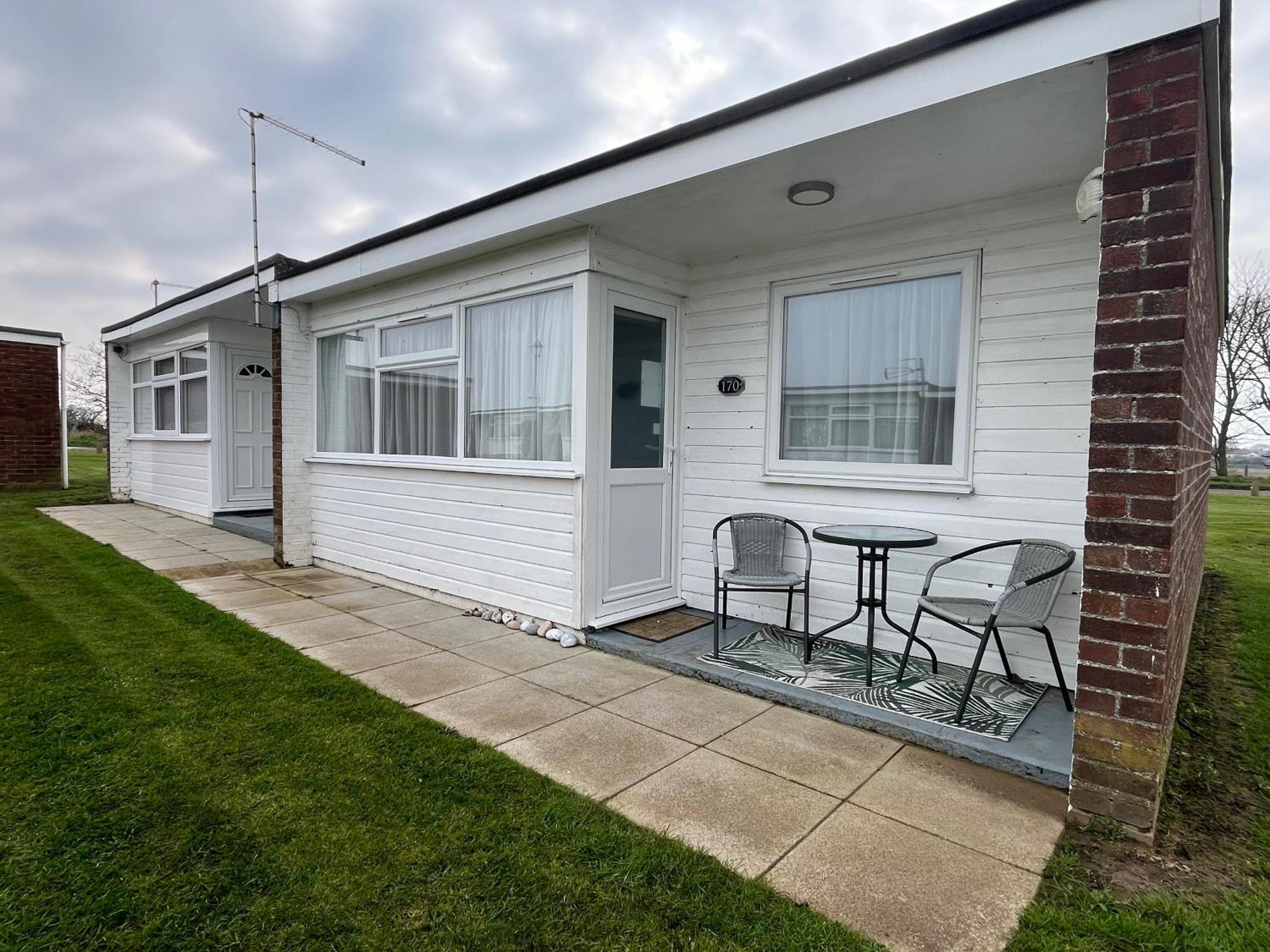 170 Chalet, Sunbeach, - Two Bed Chalet, Sleeps 5, Pet Friendly, Free Wi-fi, Free Entry To Onsite Clubhouse And Bed Linen And Towels Included Chalet Scratby