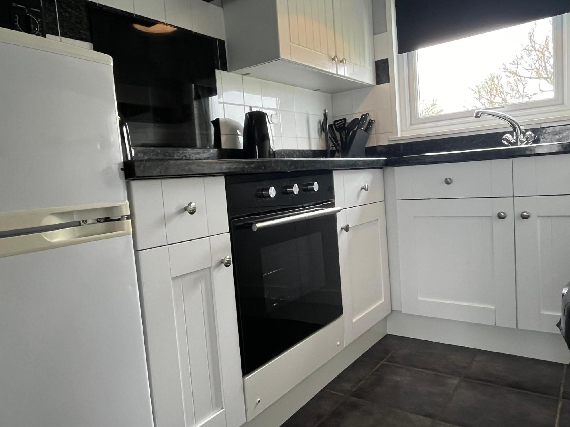 170 Chalet, Sunbeach, - Two Bed Chalet, Sleeps 5, Pet Friendly, Free Wi-fi, Free Entry To Onsite Clubhouse And Bed Linen And Towels Included *