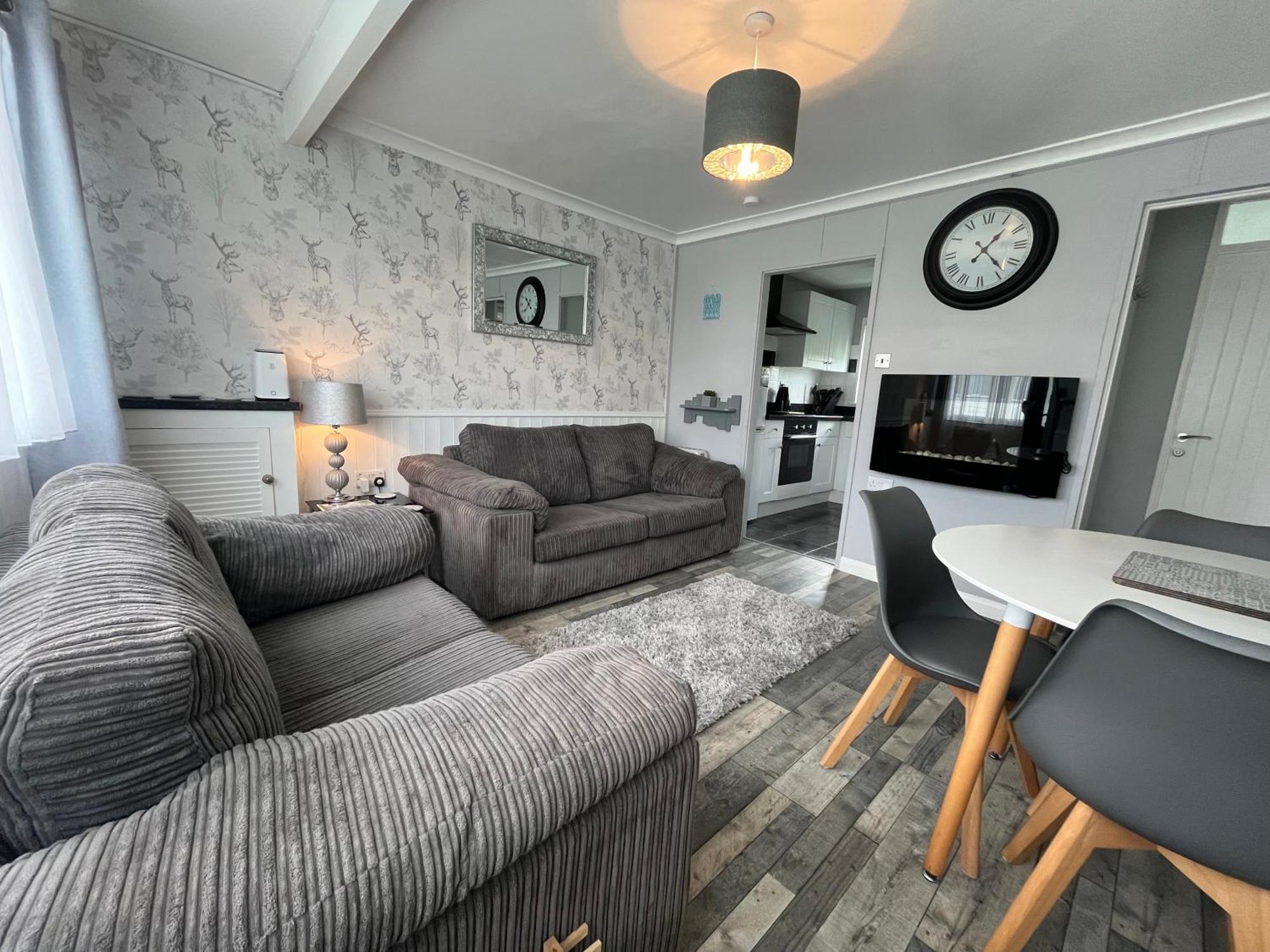 170 Chalet, Sunbeach, - Two Bed Chalet, Sleeps 5, Pet Friendly, Free Wi-fi, Free Entry To Onsite Clubhouse And Bed Linen And Towels Included Chalet