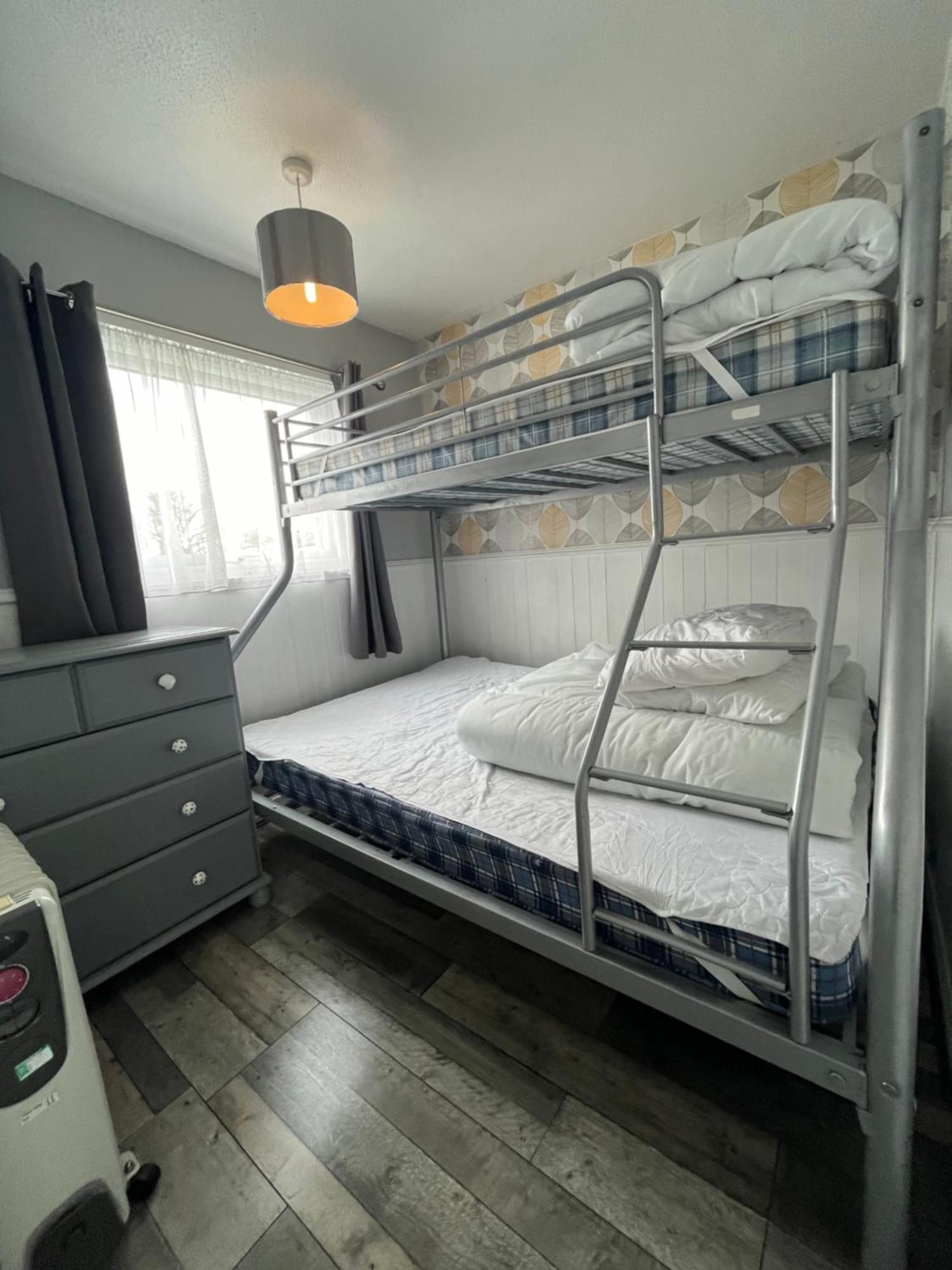 170 Chalet, Sunbeach, - Two Bed Chalet, Sleeps 5, Pet Friendly, Free Wi-fi, Free Entry To Onsite Clubhouse And Bed Linen And Towels Included Chalet *