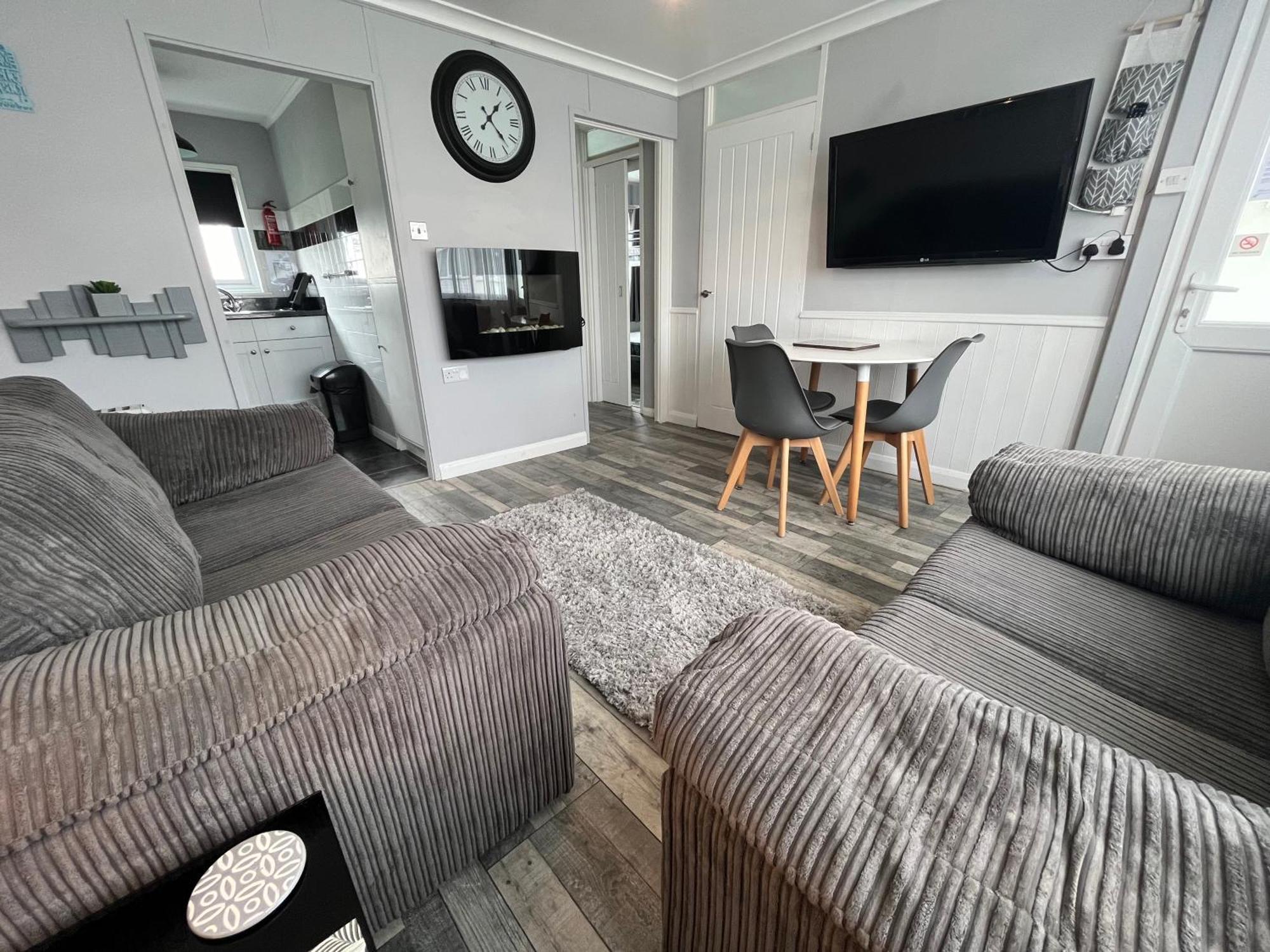 170 Chalet, Sunbeach, - Two Bed Chalet, Sleeps 5, Pet Friendly, Free Wi-fi, Free Entry To Onsite Clubhouse And Bed Linen And Towels Included *