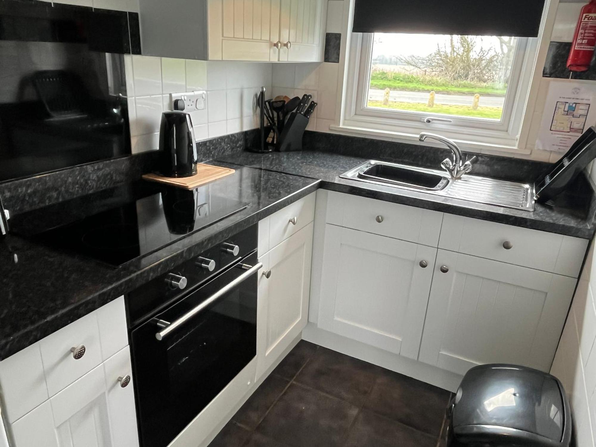 170 Chalet, Sunbeach, - Two Bed Chalet, Sleeps 5, Pet Friendly, Free Wi-fi, Free Entry To Onsite Clubhouse And Bed Linen And Towels Included Chalet *