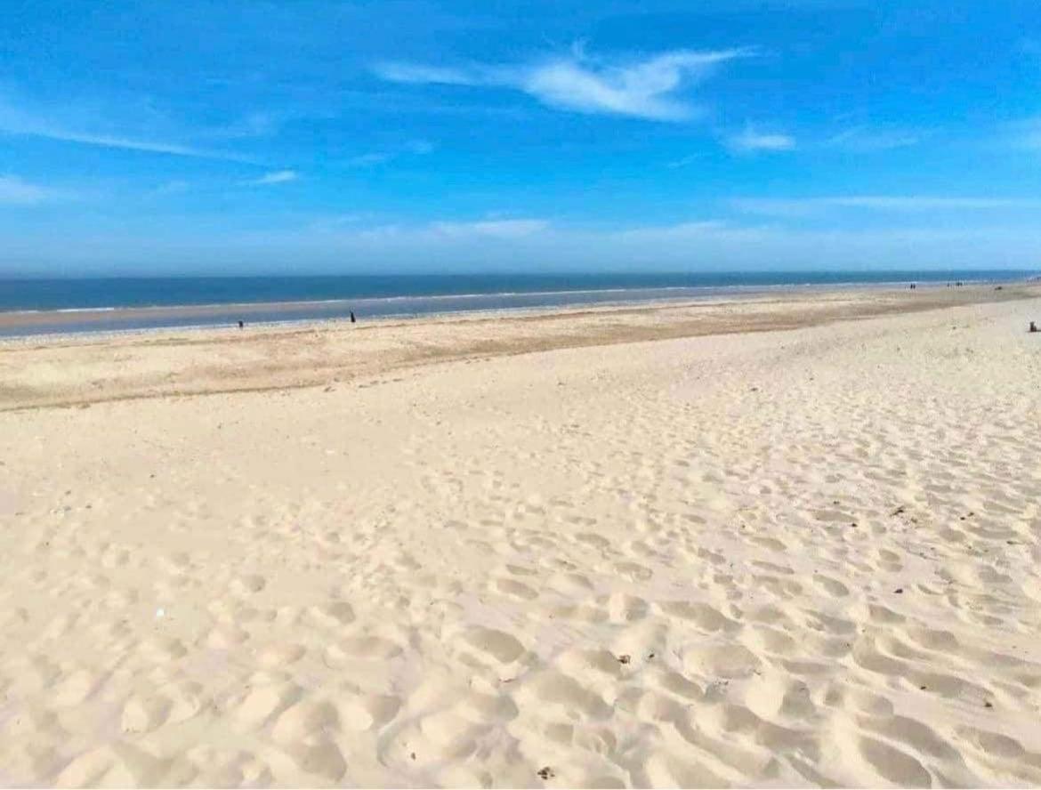170 Chalet, Sunbeach, - Two Bed Chalet, Sleeps 5, Pet Friendly, Free Wi-fi, Free Entry To Onsite Clubhouse And Bed Linen And Towels Included * Scratby