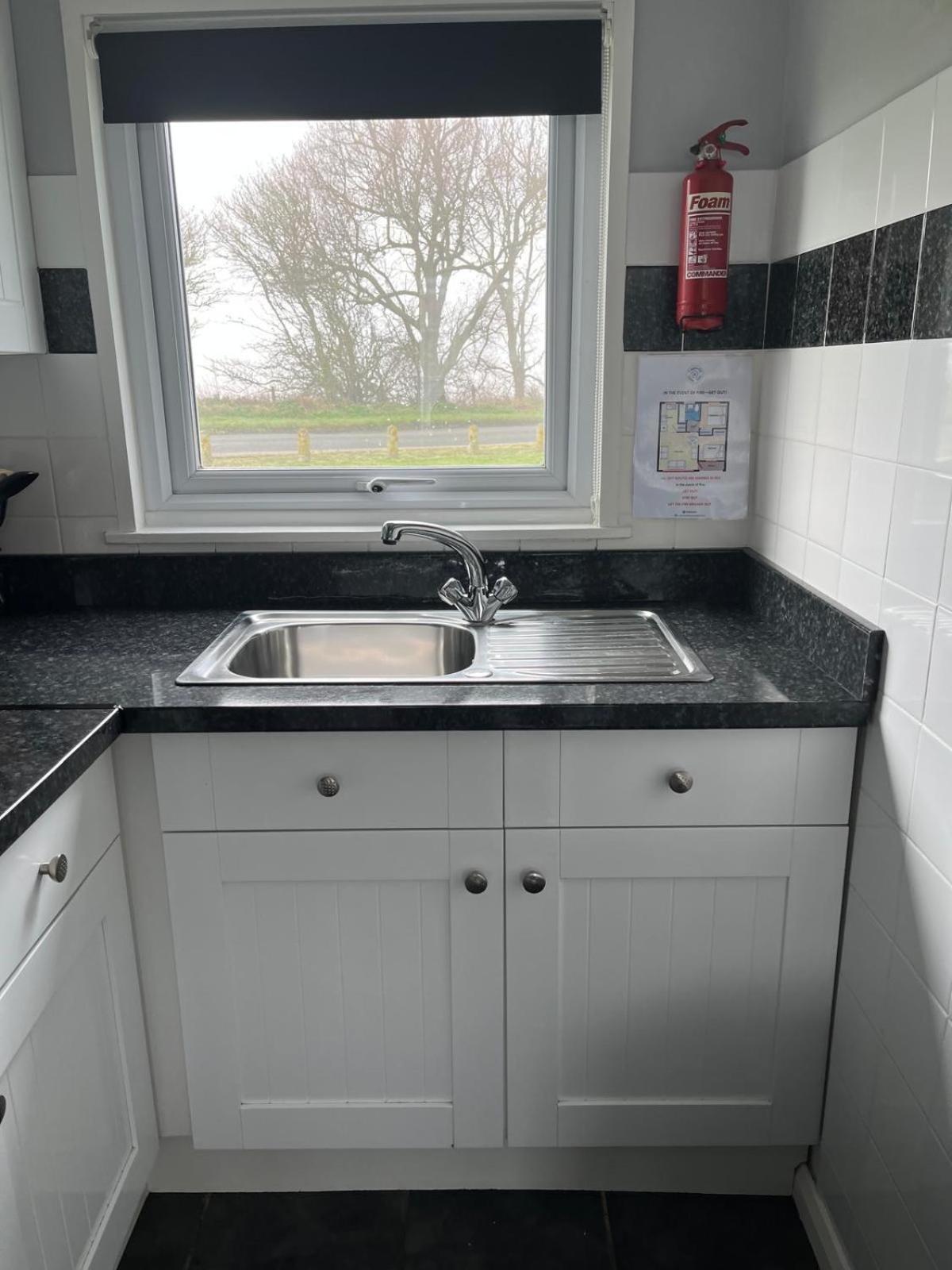 170 Chalet, Sunbeach, - Two Bed Chalet, Sleeps 5, Pet Friendly, Free Wi-fi, Free Entry To Onsite Clubhouse And Bed Linen And Towels Included Chalet Scratby