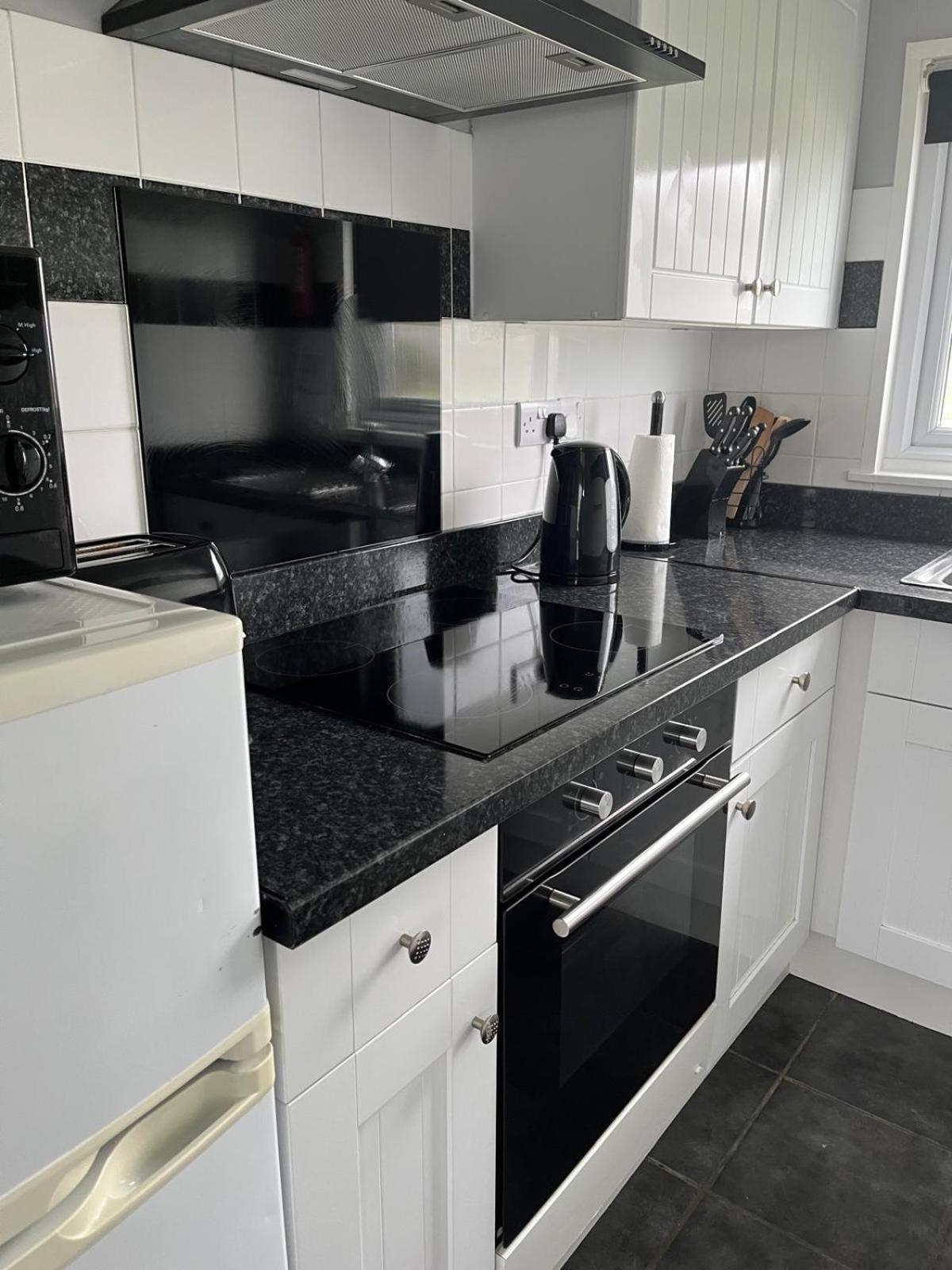 170 Chalet, Sunbeach, - Two Bed Chalet, Sleeps 5, Pet Friendly, Free Wi-fi, Free Entry To Onsite Clubhouse And Bed Linen And Towels Included